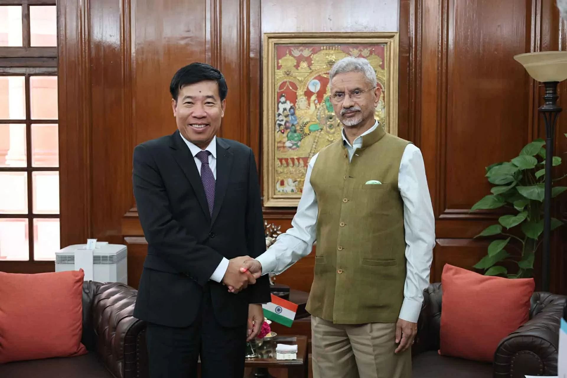 Thứ trưởng Ngoại giao Nguyễn Mạnh Cường chào Bộ trưởng Ngoại giao Ấn Độ S. Jaishankar.