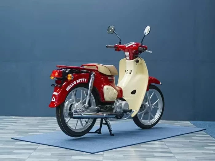 Honda Super Cub Hello Kitty sở hữu phối màu đỏ và be