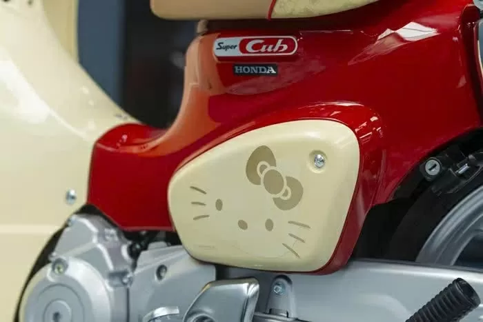 Logo mèo Hello Kitty xuất hiện trên nhiều vị trí như ốp hông
