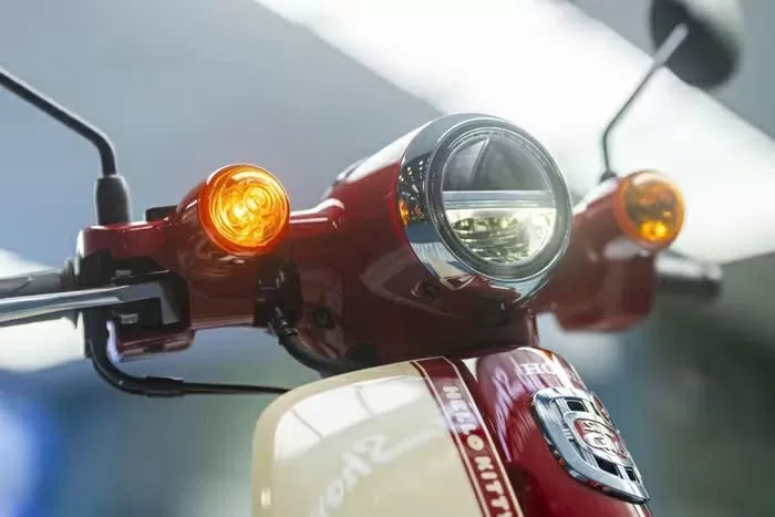 Hệ thống chiếu sáng gồm đèn pha LED, đèn ban ngày cùng đèn hậu halogen đều được tạo hình tròn cổ điển Hệ thống chiếu sáng gồm đèn pha LED, đèn ban ngày cùng đèn hậu halogen đều được tạo hình tròn cổ điển