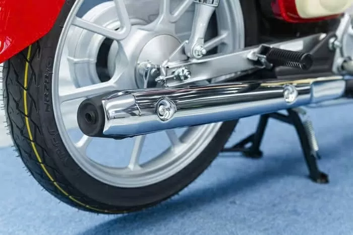 Super Cub Hello Kitty bản 50 cc được trang bị vành nan hoa 17 inch, phanh trước/sau đều là kiểu tang trống Super Cub Hello Kitty bản 50 cc được trang bị vành nan hoa 17 inch, phanh trước/sau đều là kiểu tang trống