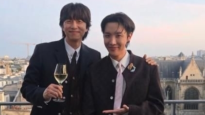 J-Hope (BTS) và ‘yêu tinh’ Gong Yoo gây bão mạng xã hội khi chụp ảnh chung