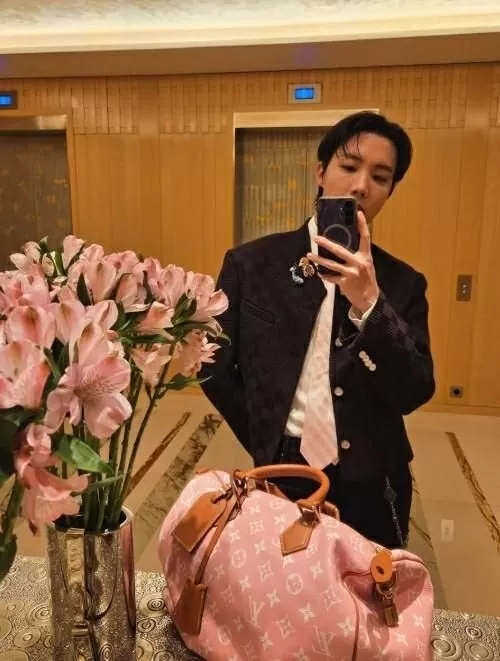 J-Hope (BTS) và ‘yêu tinh’ Gong Yoo gây ‘bão’ mạng xã hội khi chụp ảnh chung J-Hope (BTS) và ‘yêu tinh’ Gong Yoo gây ‘bão’ mạng xã hội khi chụp ảnh chung
