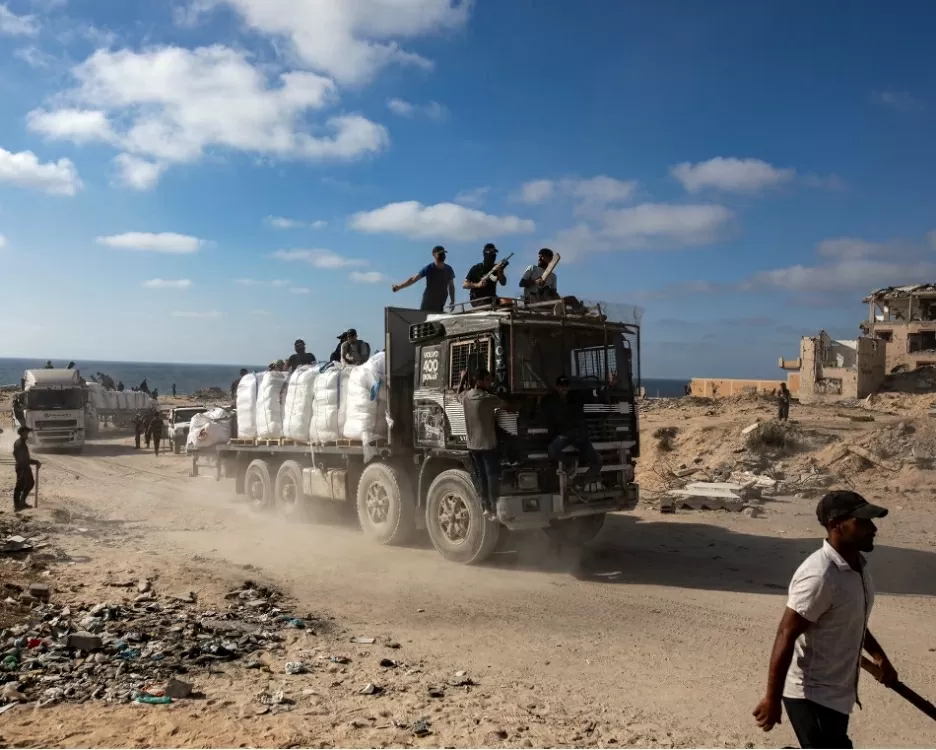 Việc đóng cửa các điểm phân phối viện trợ diễn ra sau khi xuất hiện hình ảnh cho thấy một nhóm người có vũ trang canh gác lô hàng cứu trợ. Trong khi các nhân vật cánh hữu Israel cáo buộc lực lượng này thuộc về Hamas, thì các nhân viên cứu trợ tại hiện trường khẳng định họ là thành viên trung thành với các gia tộc địa phương, không liên quan đến các nhóm vũ trang. (Nguồn: EPA) Việc đóng cửa các điểm phân phối viện trợ diễn ra sau khi xuất hiện hình ảnh cho thấy một nhóm người có vũ trang canh gác lô hàng cứu trợ. Trong khi các nhân vật cánh hữu Israel cáo buộc lực lượng này thuộc về Hamas, thì các nhân viên cứu trợ tại hiện trường khẳng định họ là thành viên trung thành với các gia tộc địa phương, không liên quan đến các nhóm vũ trang. (Nguồn: EPA)