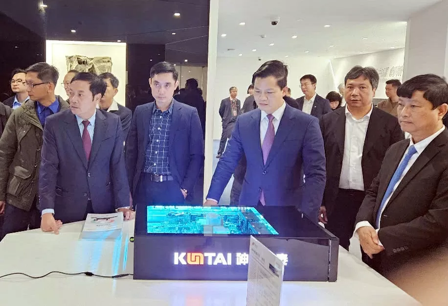 Chủ tịch UBND tỉnh Vương Quốc Tuấn (thứ ba từ phải qua) thăm quan các sản phẩm của Tập đoàn Digital China tại Trung Quốc, tháng 2/2025.