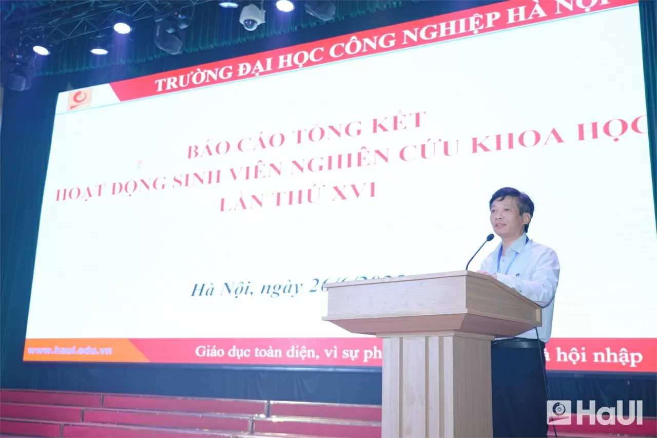 PGS.TS. Trịnh Trọng Chưởng - Trưởng phòng Khoa học Công nghệ báo cáo tổng kết hoạt động nghiên cứu khoa học lần thứ XVI.