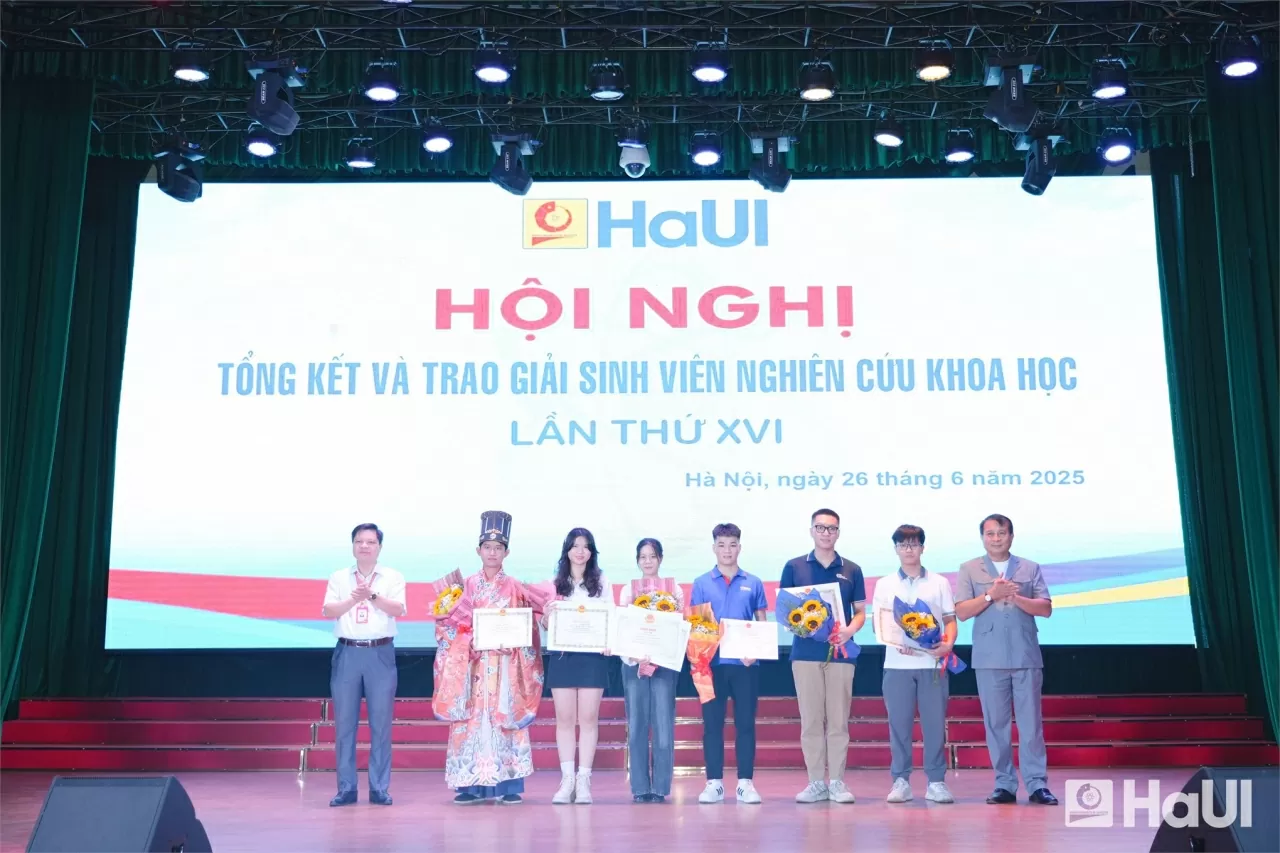 PGS.TS. Lê Hồng Quân - Bí thư Đảng ủy, Chủ tịch Hội đồng trường và PGS.TS. Phạm Văn Đông - Phó Hiệu trưởng Nhà trường trao các giải thưởng: Giải Nhất cá nhân Olympic Cơ học toàn quốc, Giải Nhì cuộc thi Sáng tạo Robot Việt Nam, Các giải thưởng Sinh viên Nghiên cứu Khoa học cấp Bộ.