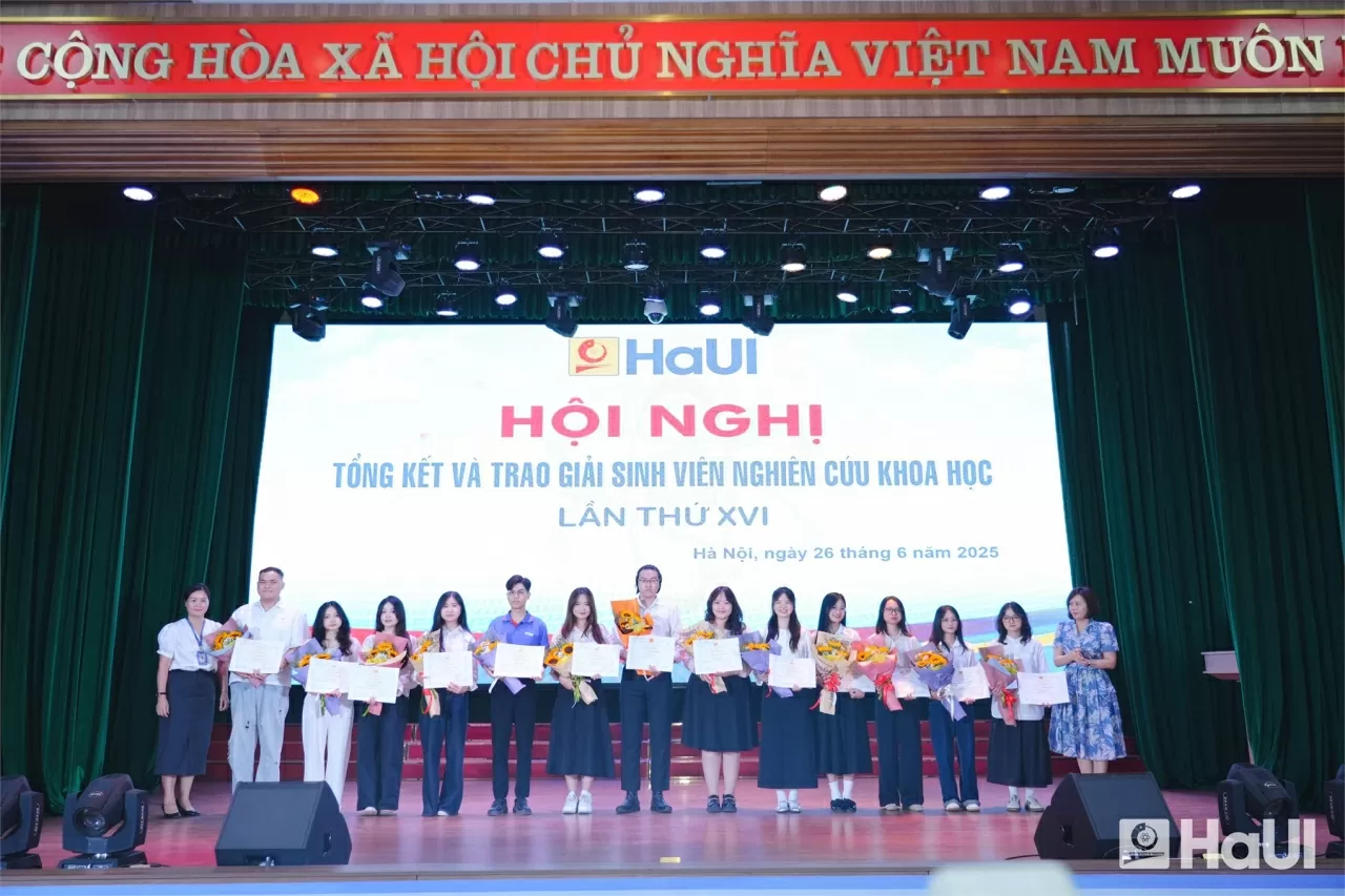 TS. Nguyễn Thị Mai Lan - Trưởng phòng Tài chính Kế toán và TS. Hoàng Thanh Huyền - Phó Trưởng phòng Công tác sinh viên trao các giải Nhất của Trường Kinh tế, bao gồm các lĩnh vực Kinh doanh, Quản lý và Tài chính Kế toán.