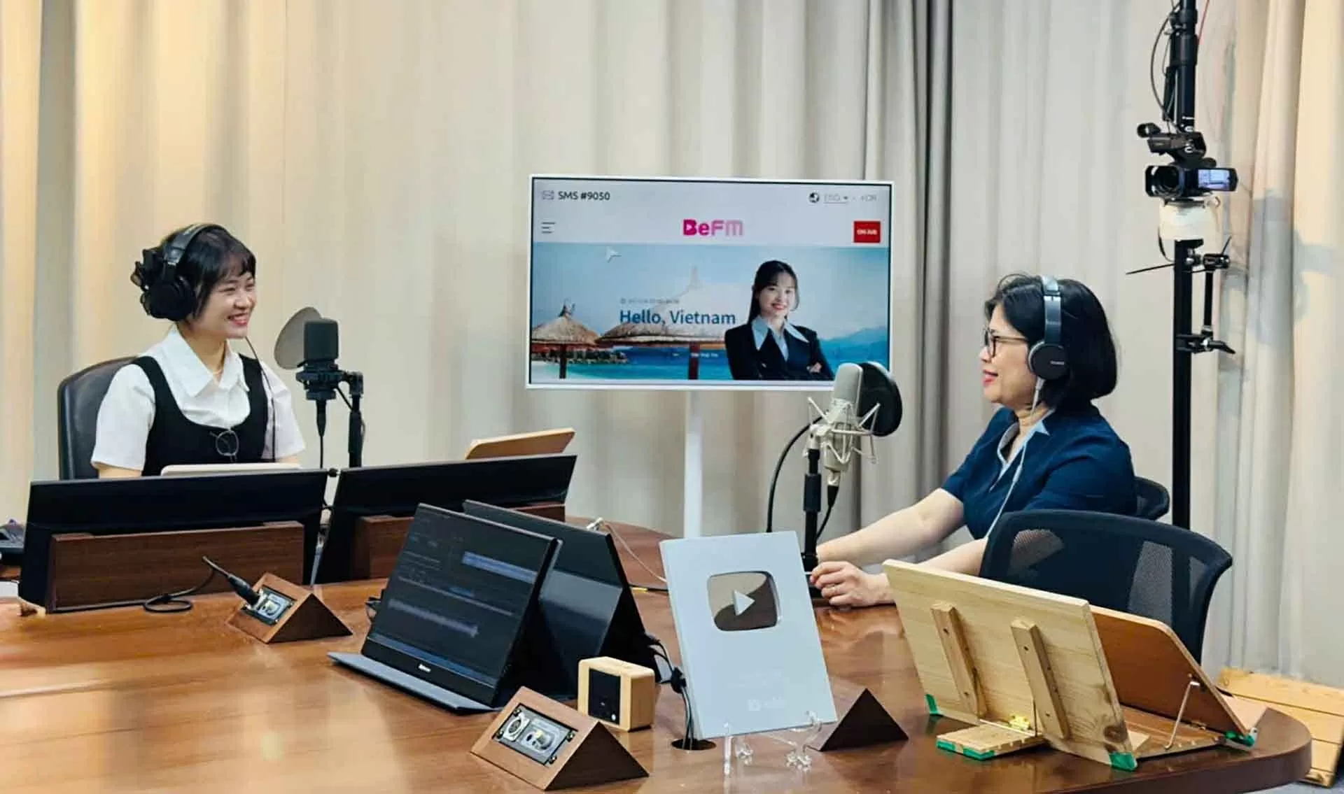 Tổng lãnh sự Đoàn Phương Lan trả lời phỏng vấn chương trình ‘Hello Vietnam’ của Đài phát thanh tiếng Anh Busan Tổng lãnh sự Đoàn Phương Lan trả lời phỏng vấn chương trình ‘Hello Vietnam’ của Đài phát thanh tiếng Anh Busan