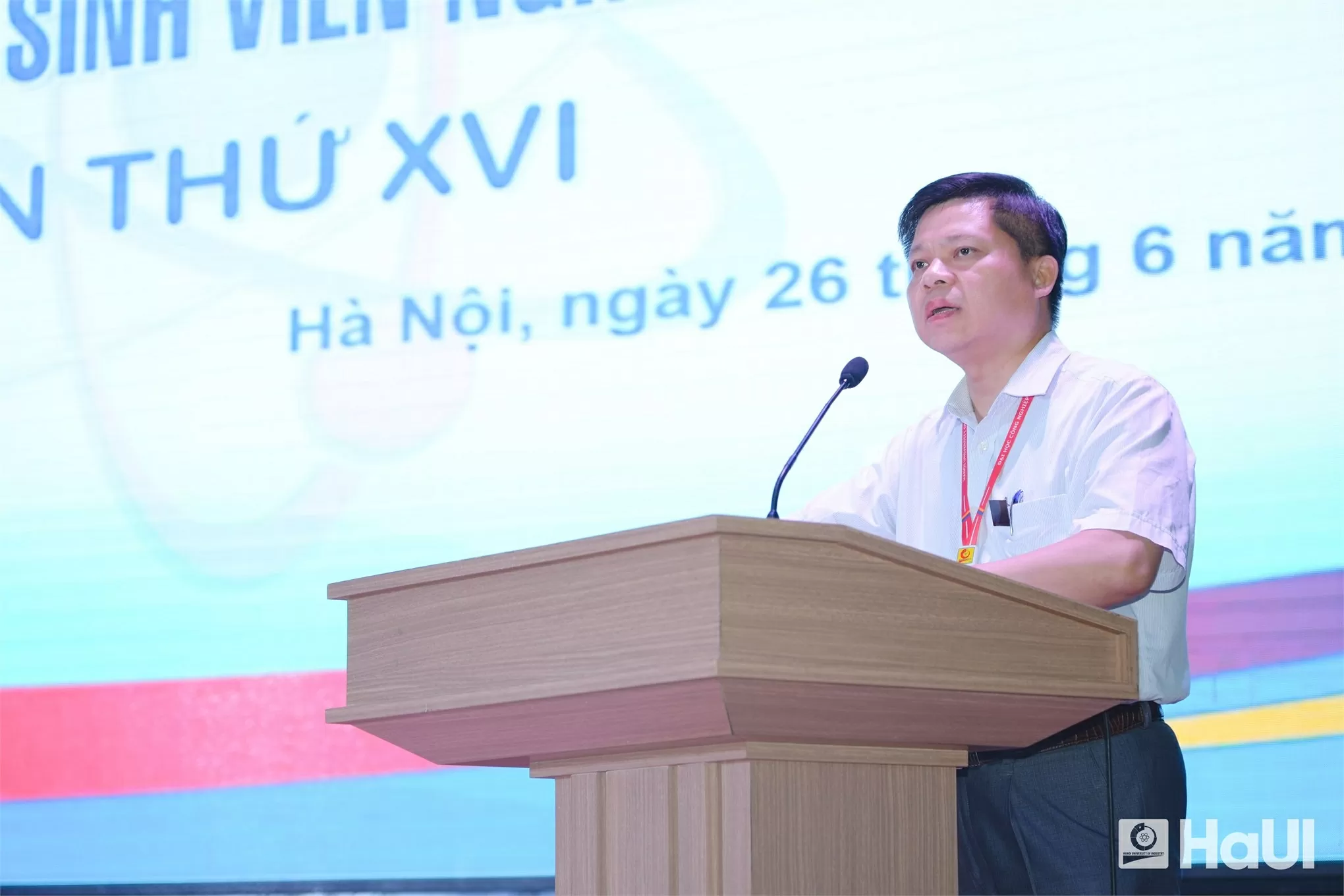 PGS.TS. Phạm Văn Đông - Phó Hiệu trưởng Nhà trường phát biểu tại hội nghị.