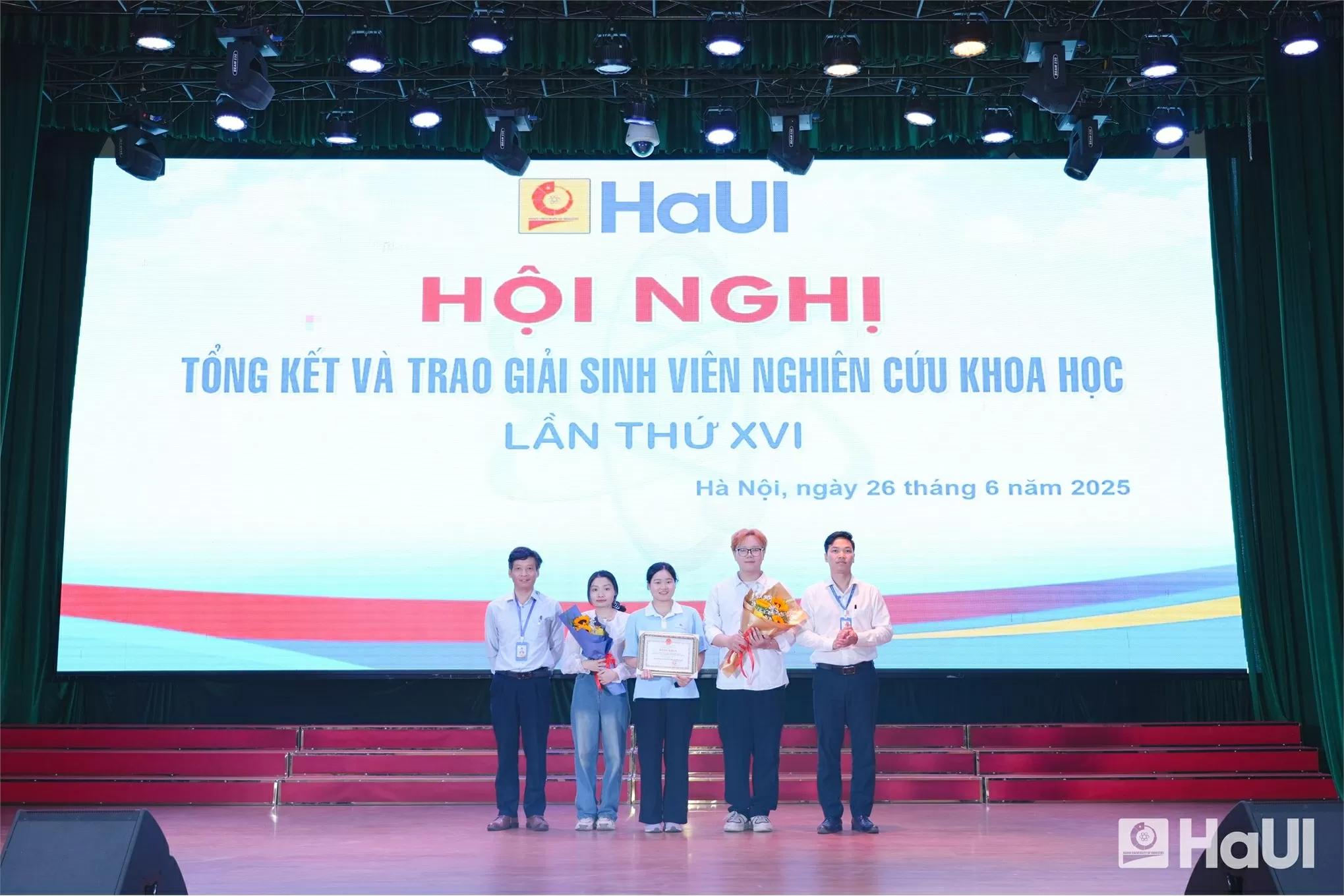 PGS.TS. Trịnh Trọng Chưởng - Trưởng phòng Khoa học Công nghệ và đồng chí Đỗ Minh Hiền - Bí thư Đoàn trường trao Giải Nhì cuộc thi Từ giảng đường ra thế giới: Sinh viên HaUI ghi danh trên các tạp chí khoa học quốc tế