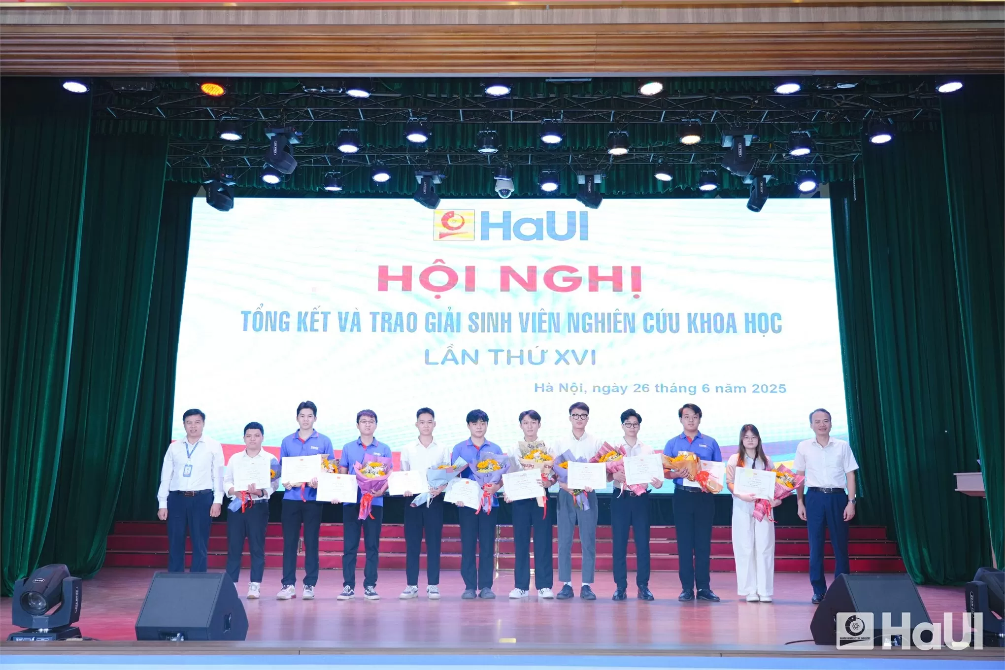 TS. Thân Thanh Sơn - Trưởng phòng Đào tạo và PGS.TS. Hoàng Tiến Dũng - Hiệu trưởng Trường Cơ khí - Ô tô trao các giải Nhất cho sinh viên Trường Cơ khí - Ô tô, thuộc các lĩnh vực Công nghệ kỹ thuật cơ khí và Công nghệ kỹ thuật ô tô.