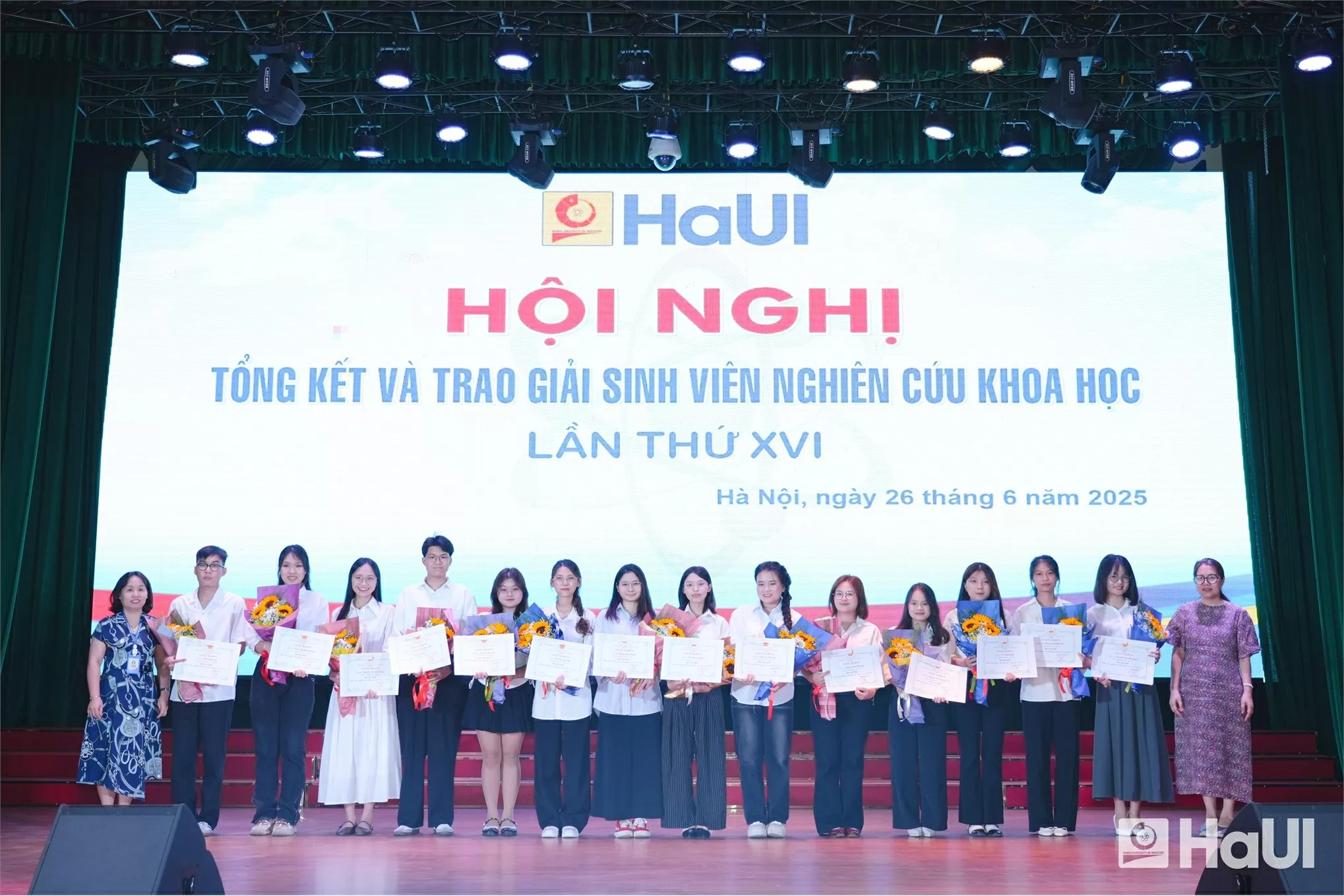 PGS.TS. Phạm Thị Mai Hương - Trưởng khoa Công nghệ Hóa và PGS.TS. Nguyễn Thị Lệ - Trưởng khoa Công nghệ May và Thiết kế Thời trang trao các giải Nhất cho sinh viên thuộc khối ngành Trường Ngoại ngữ - Du lịch, Khoa Công nghệ Hóa, Khoa Công nghệ May và Thiết kế Thời trang.