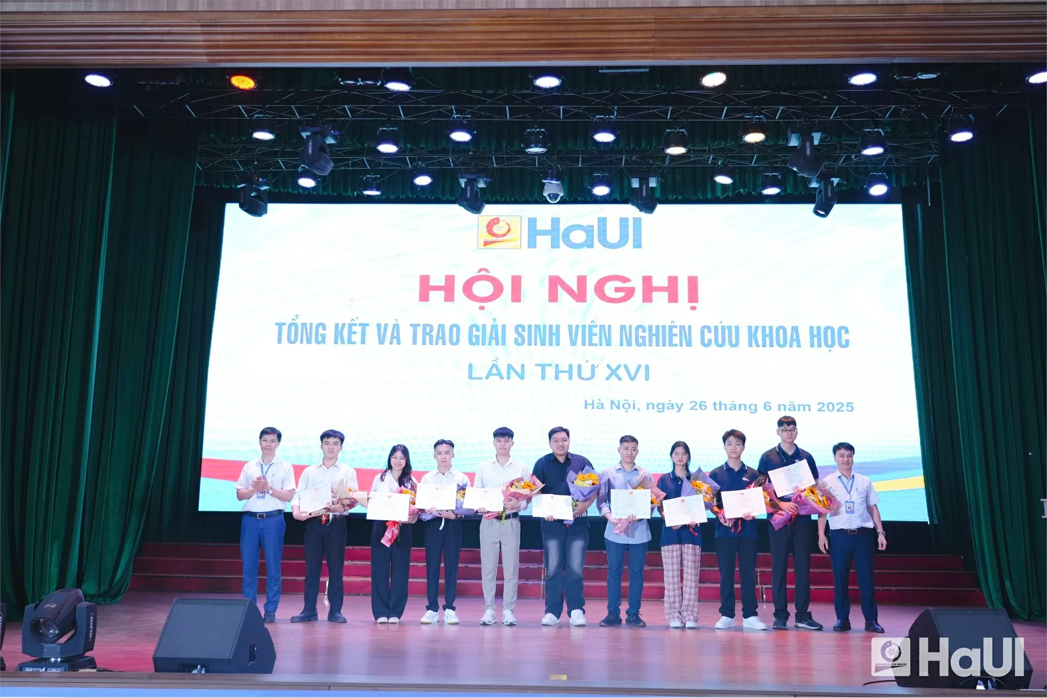 PGS.TS. Lê Ba Phong - Phó Hiệu trưởng Trường Ngoại ngữ - Du lịch và TS. Vũ Đình Khoa - Phó Hiệu trưởng Trường Kinh tế trao các giải Nhất của Trường Điện - Điện tử, bao gồm các chuyên ngành Kỹ thuật điện tử, Kỹ thuật điện năng lượng và Tự động hóa.