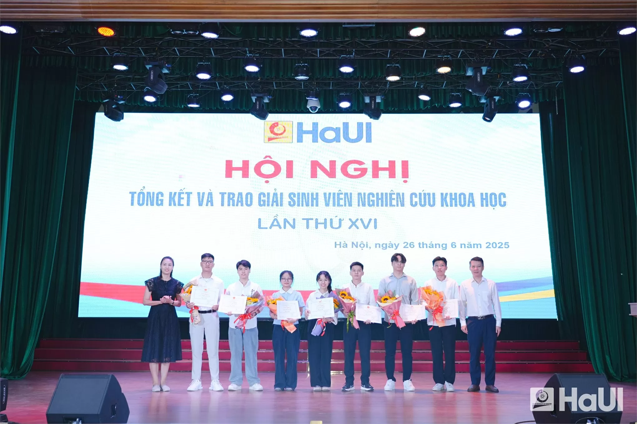 TS. Trần Tiến Dũng - Phó Hiệu trưởng Trường Công nghệ Thông tin và Truyền thông và TS. Nguyễn Thị Diệu Linh - Phó Trưởng phòng Khoa học và Công nghệ trao các giải Nhất của Trường Công nghệ Thông tin và Truyền thông, thuộc hai chuyên ngành Khoa học máy tính và Công nghệ Thông tin.