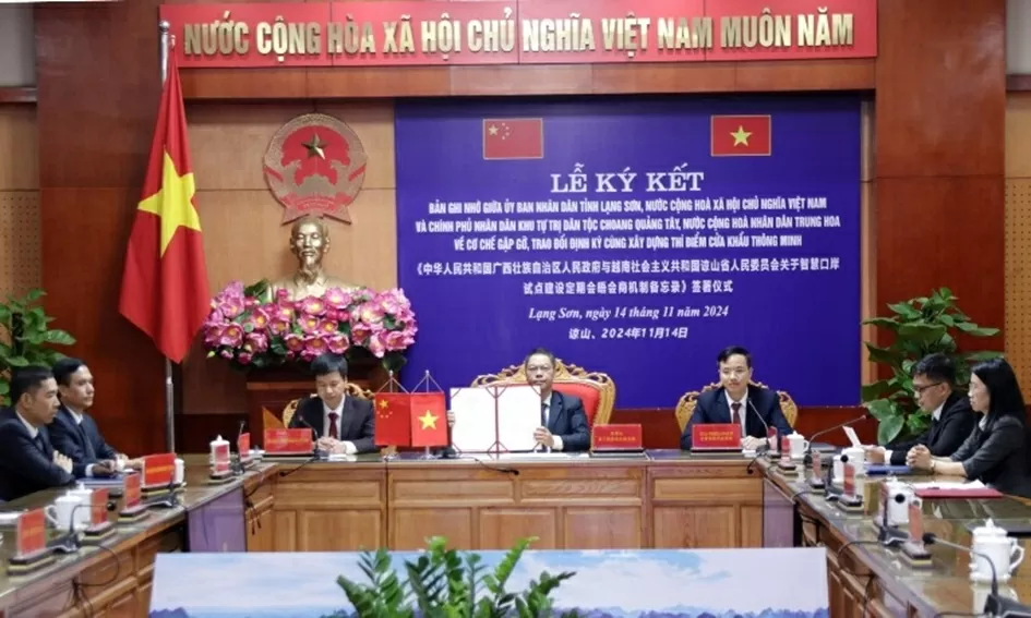 UBND tỉnh Lạng Sơn và Chính phủ Nhân dân Khu tự trị dân tộc Choang Quảng Tây (Trung Quốc) ký kết trực tuyến bản ghi nhớ về cơ chế gặp gỡ, trao đổi cùng xây dựng thí điểm cửa khẩu thông minh. (Nguồn: Báo Lạng Sơn)