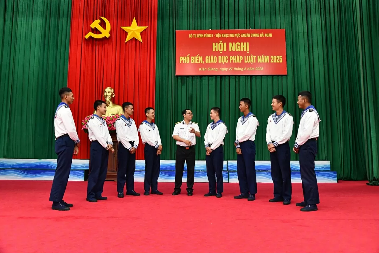 Vùng 5 Hải quân: Nâng cao kiến thức pháp luật cho cán bộ, chiến sĩ Vùng 5 Hải quân: Nâng cao kiến thức pháp luật cho cán bộ, chiến sĩ