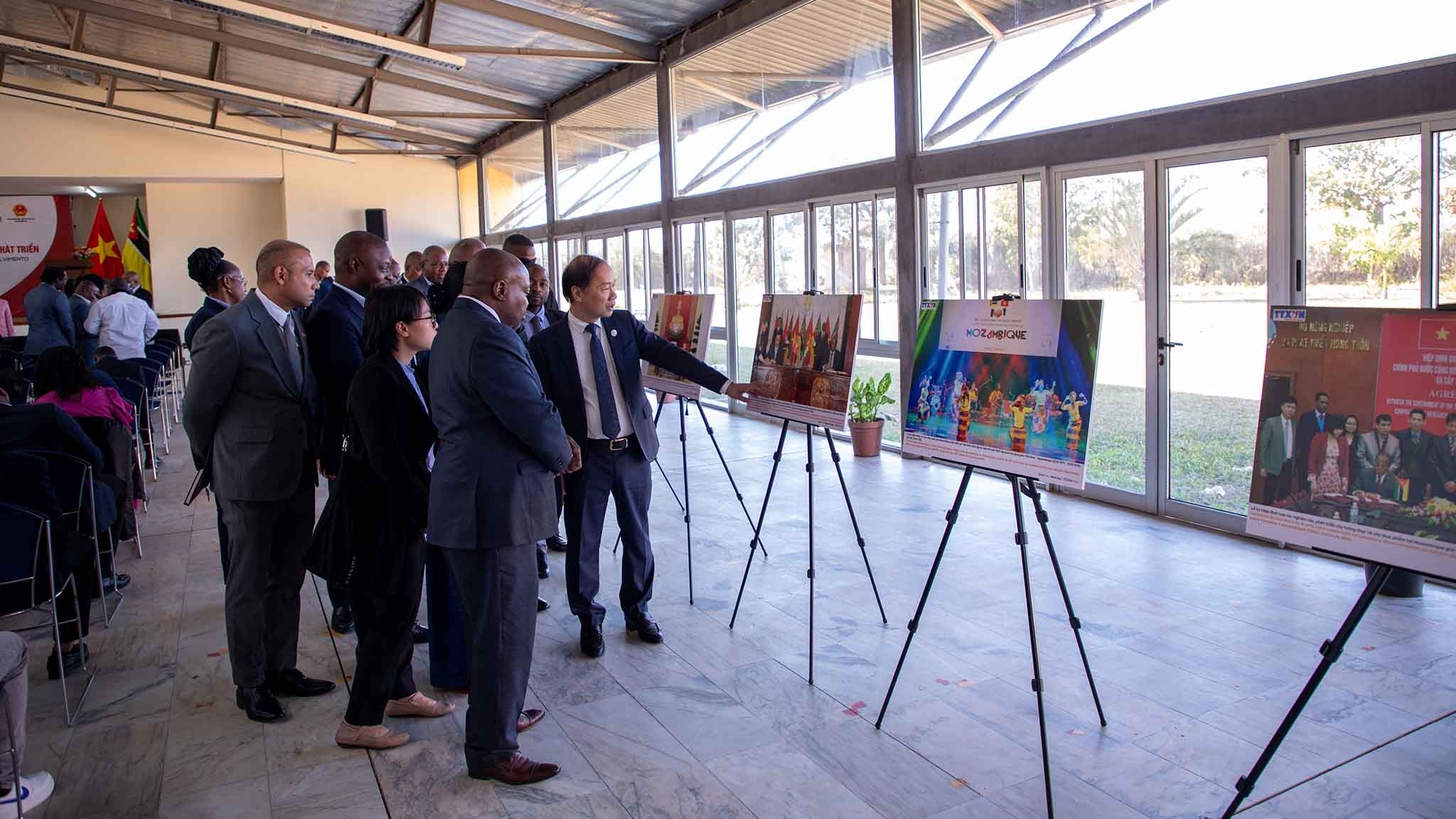 Khai mạc Triển lãm ảnh ‘Việt Nam-Mozambique: 50 năm đoàn kết và phát triển’