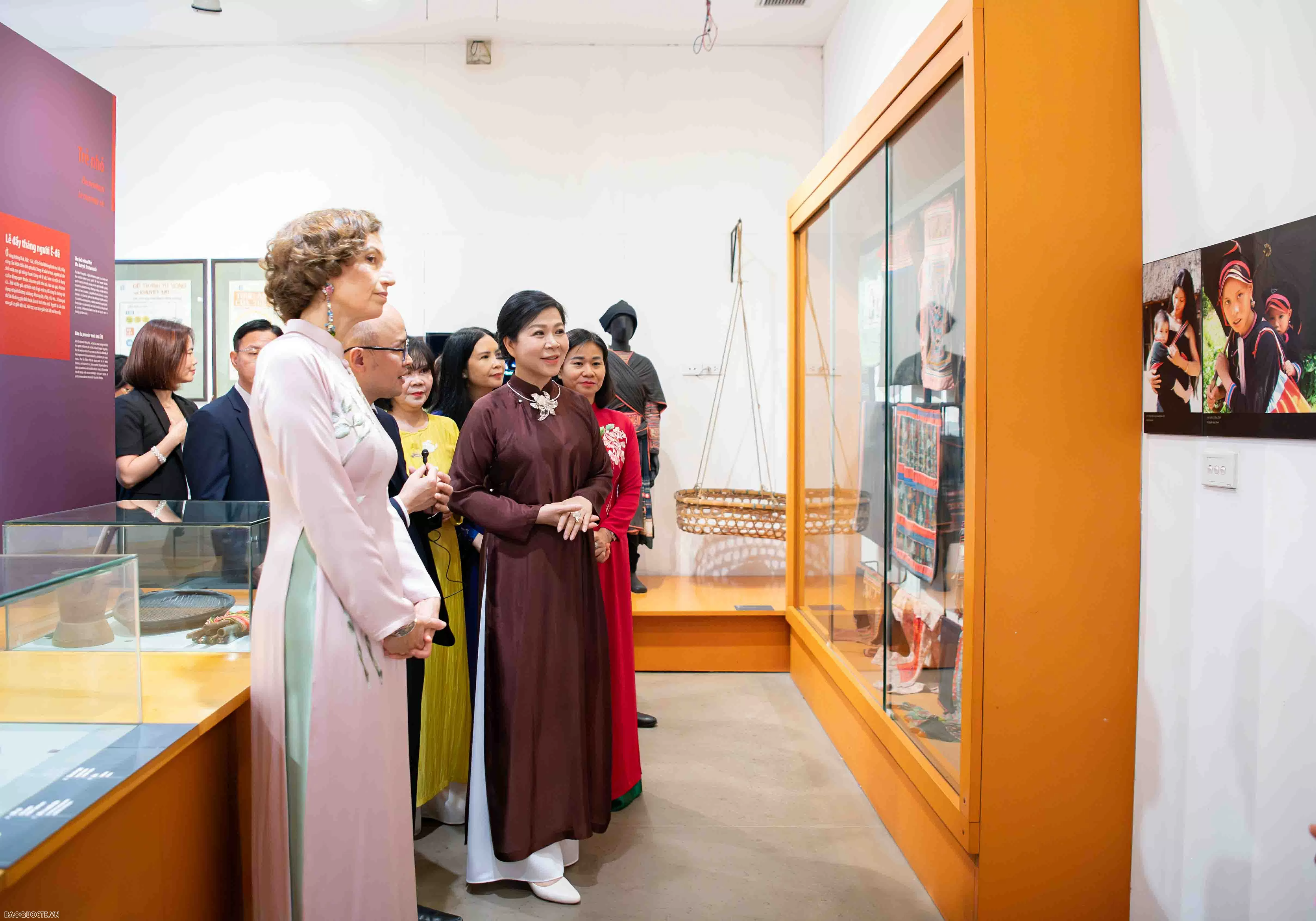 Phu nhân Tổng Bí thư Ngô Phương Ly và Tổng Giám đốc UNESCO Audrey Azoulay dự Triển lãm 'Chúng tôi CÓ THỂ'