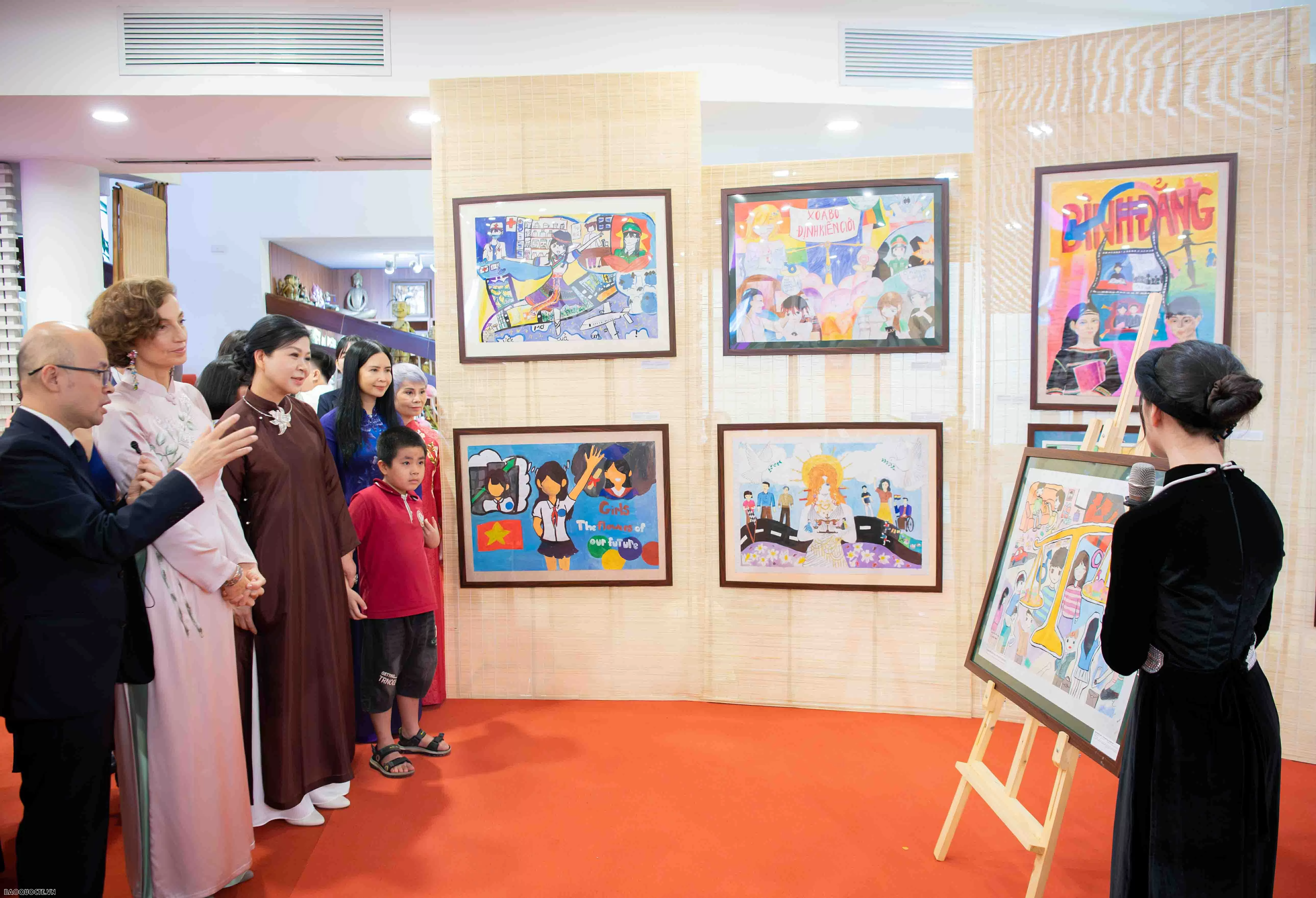 Phu nhân Tổng Bí thư Ngô Phương Ly và Tổng Giám đốc UNESCO Audrey Azoulay dự Triển lãm 'Chúng tôi CÓ THỂ'