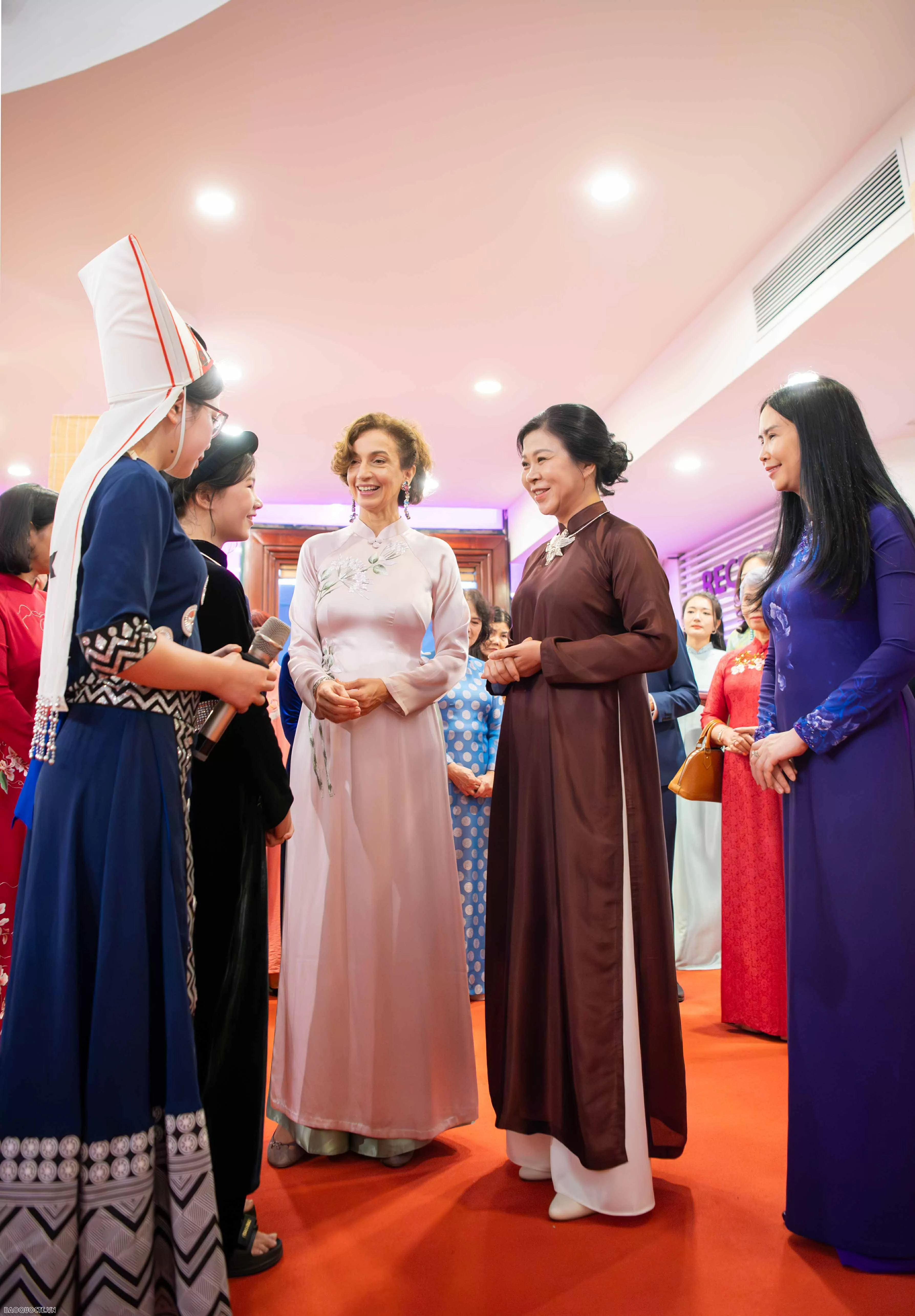 Phu nhân Tổng Bí thư Ngô Phương Ly và Tổng Giám đốc UNESCO Audrey Azoulay dự Triển lãm 'Chúng tôi CÓ THỂ'