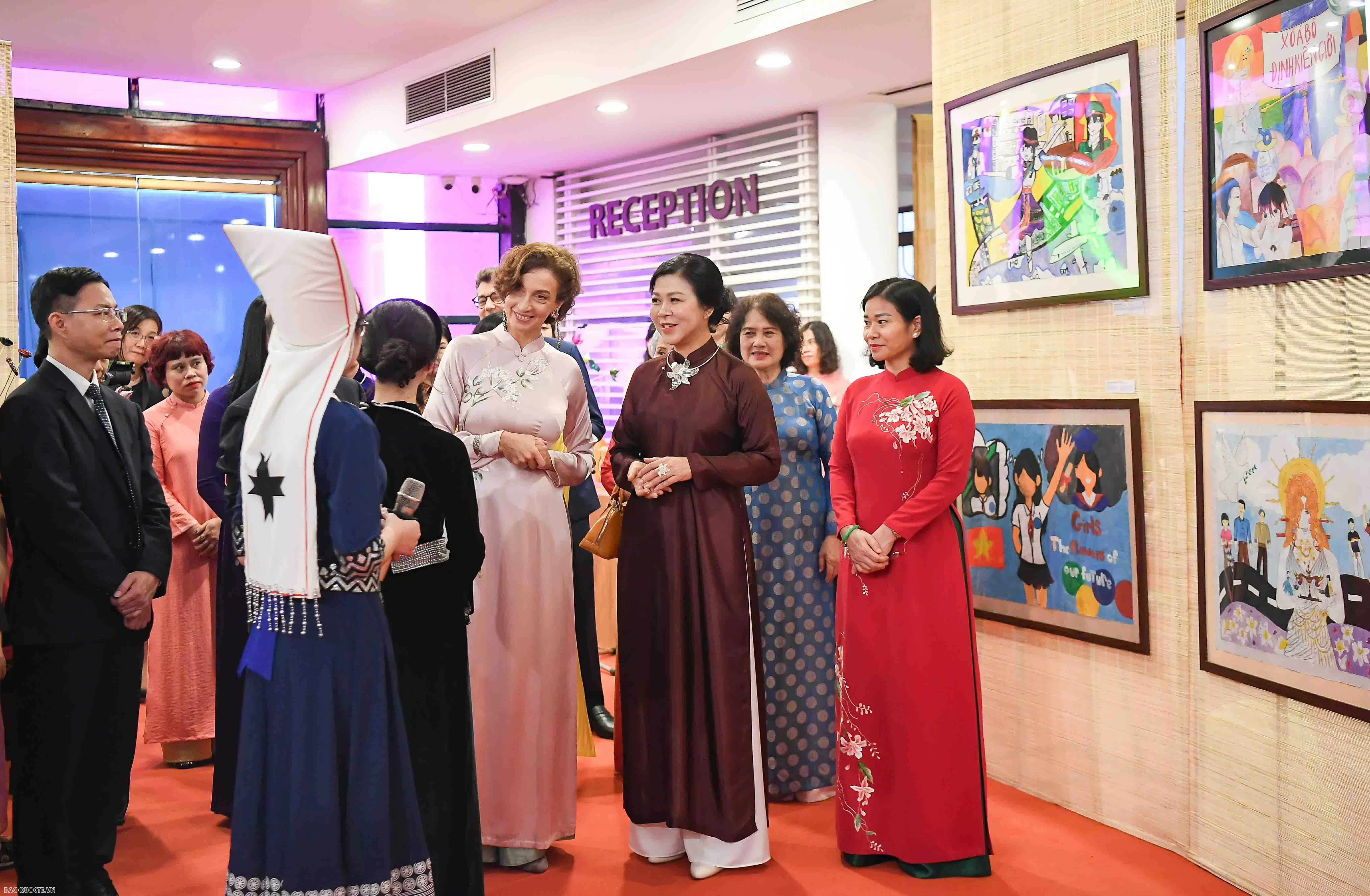 Phu nhân Tổng Bí thư Ngô Phương Ly và Tổng Giám đốc UNESCO Audrey Azoulay dự Triển lãm 'Chúng tôi CÓ THỂ'