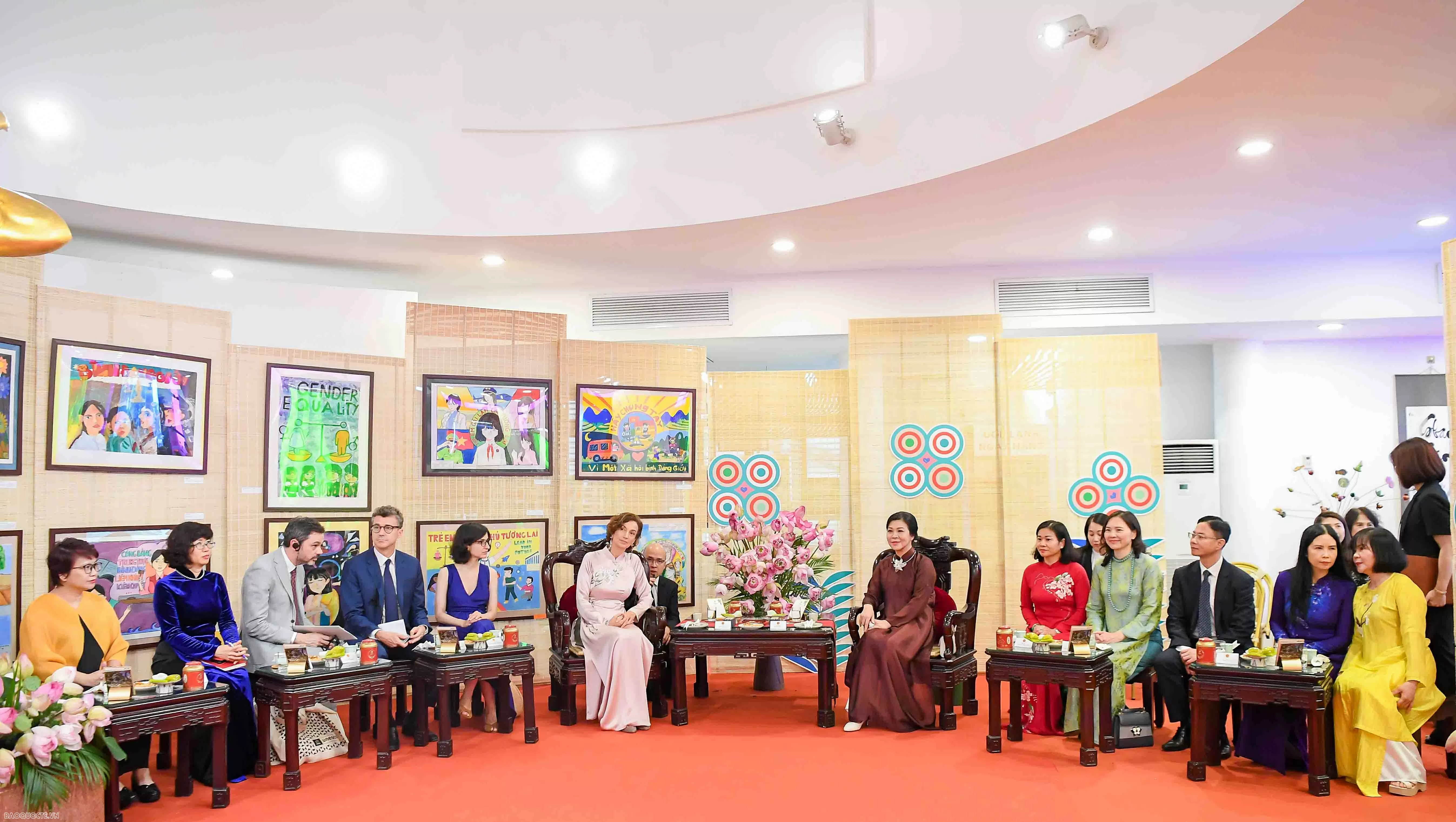 Phu nhân Tổng Bí thư Ngô Phương Ly và Tổng Giám đốc UNESCO Audrey Azoulay dự Triển lãm 'Chúng tôi CÓ THỂ'