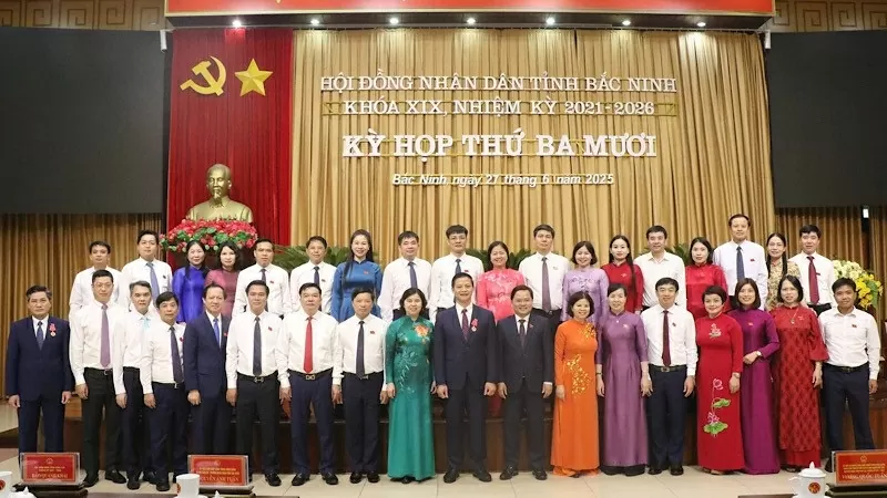 Các đại biểu Hội đồng nhân dân tỉnh Bắc Ninh chụp ảnh kỷ niệm. (Nguồn: Nhân dân)