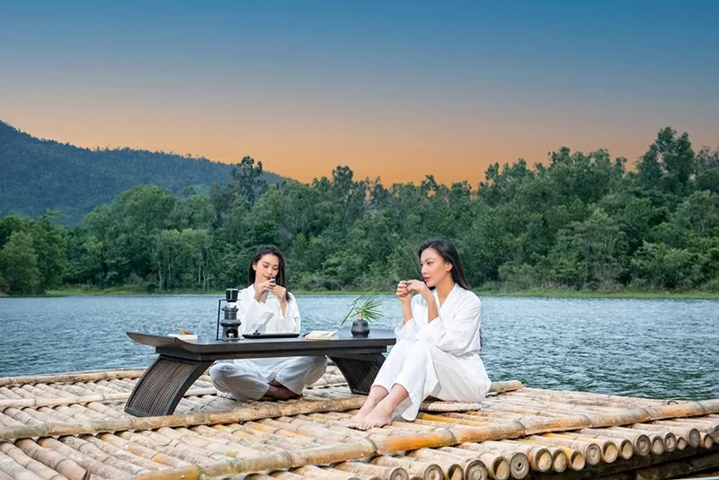 Hoa hậu Tiểu Vy và Á hậu Kim Duyên trải nghiệm Thiền Cà phê – một phong cách thưởng lãm cà phê khác biệt, đặc biệt, và là nguồn cảm hứng để Trung Nguyên Legend sáng tạo Bộ thưởng lãm Cà phê cho Gia đình.