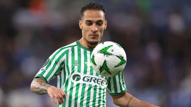Antony đồng ý giảm lương để rời Man Utd