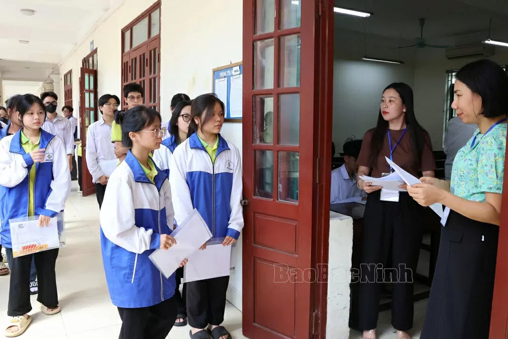 thí sinh vào phòng thi tại điểm thi THPT Hàn Thuyên. (Nguồn: Báo Bắc Ninh)