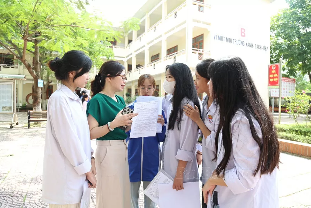 Thí sinh trao đổi bài thi với giáo viên sau buổi thi môn Ngữ văn tại điểm thi THPT Lý Nhân Tông. (Nguồn: Báo Bắc Ninh) Thí sinh trao đổi bài thi với giáo viên sau buổi thi môn Ngữ văn tại điểm thi THPT Lý Nhân Tông. (Nguồn: Báo Bắc Ninh)