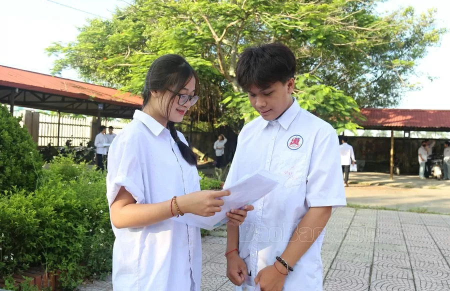 Thí sinh điểm thi THPT Yên Phong số 2 trao đổi bài sau môn thi cuối. (Nguồn: Báo Bắc Ninh)