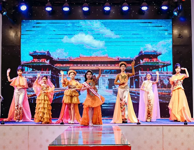 Minh Giang không ngừng tỏa sáng trên các sàn diễn thời trang đình đám, góp mặt trong nhiều bộ sưu tập của các nhà thiết kế danh tiếng, với phong thái trình diễn chuyên nghiệp và thần thái cuốn hút hiếm thấy ở độ tuổi thiếu nhi. 