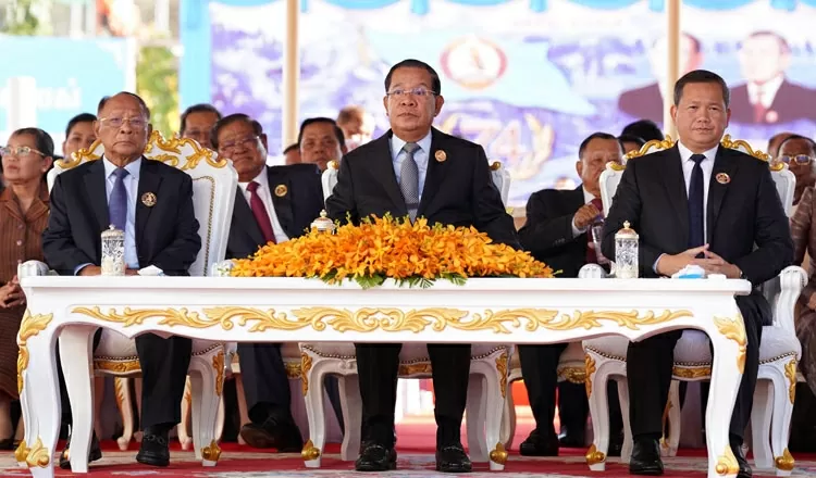 Lễ kỷ niệm 74 năm thành lập CPP diễn ra dưới sự chủ trì của Chủ tịch CPP Samdech Techo Hun Sen (giữa), Chủ tịch danh dự CPP Samdech Heng Samrin (trái) và Phó Chủ tịch CPP Samdech Thipadei Hun Manet. (Nguồn: Khmer Times)