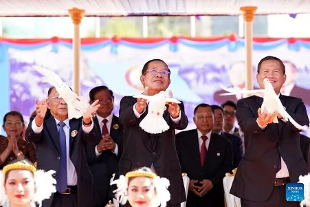 Lễ kỷ niệm kết thúc với nghi thức phóng sinh chim bồ câu và thả bóng bay, thể hiện thông điệp yêu chuộng hòa bình của đất nước và nhân dân Campuchia.