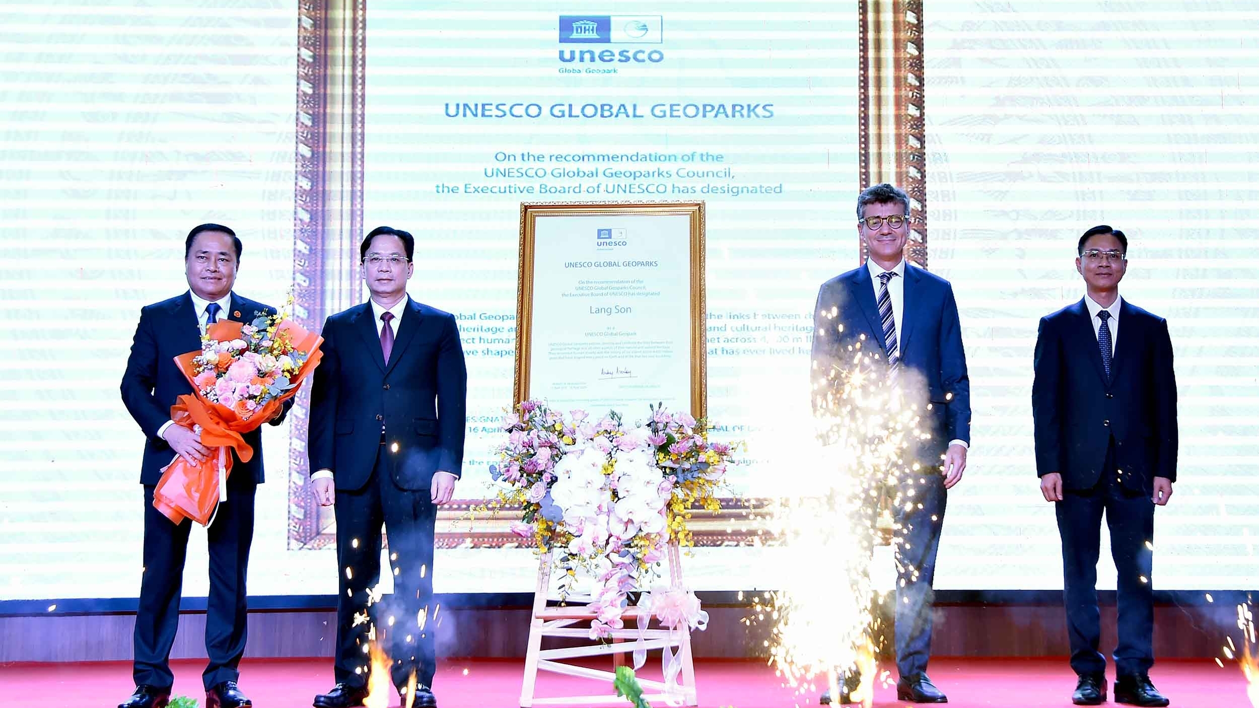 Lạng Sơn đón nhận Danh hiệu Công viên địa chất toàn cầu UNESCO