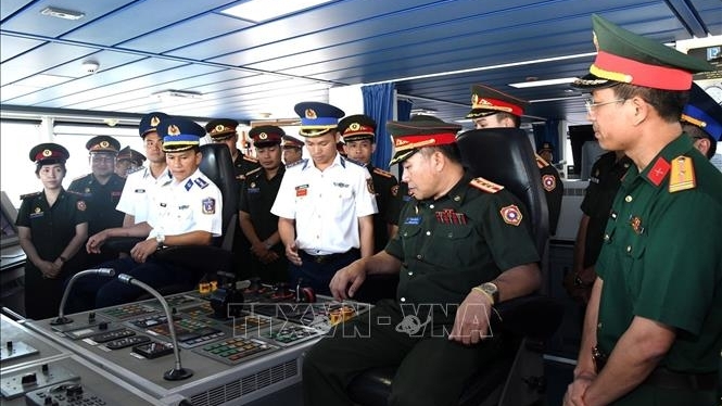 doan si quan tre quan doi nhan dan lao giao luu voi bo tu lenh vung canh sat bien 2