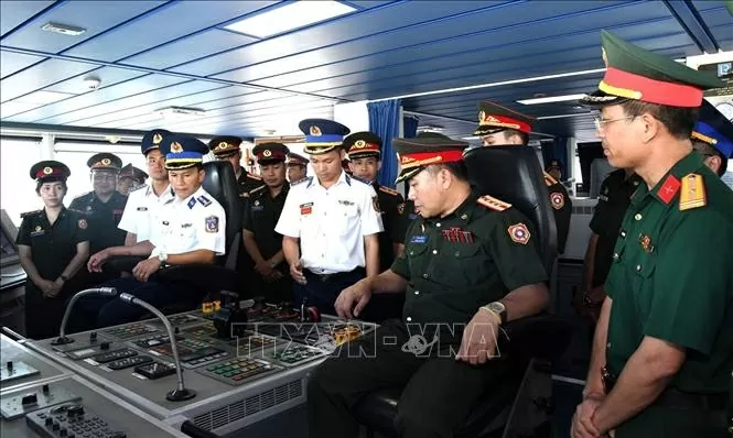 Đoàn sĩ quan trẻ Quân đội nhân dân Lào tham quan tại tàu CSB 8002, Bộ tư lệnh Vùng Cảnh sát biển 2. 