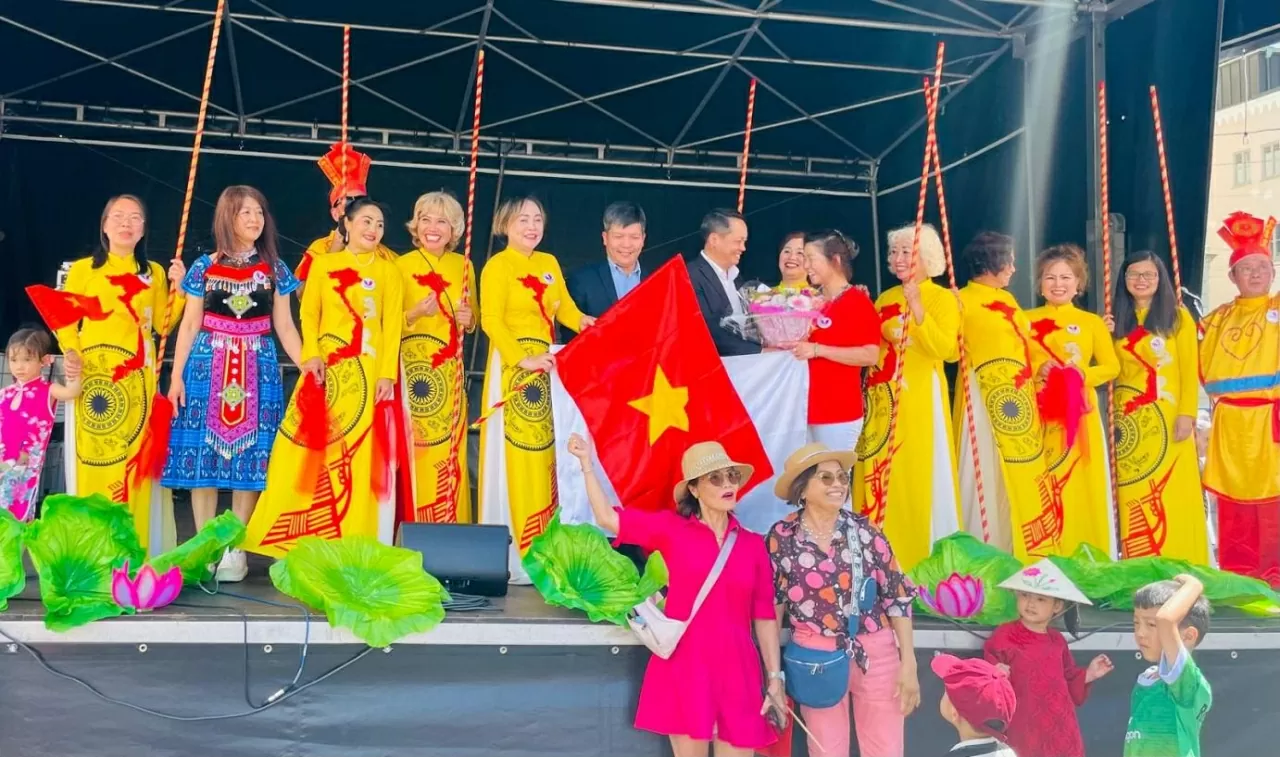 Kiều bào với sự nghiệp phát triển đất nước và hội nhập quốc tế trong tình hình mới Kiều bào với sự nghiệp phát triển đất nước và hội nhập quốc tế trong tình hình mới