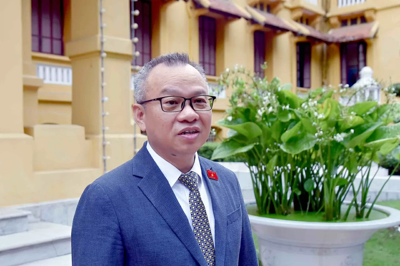 Phó Chủ nhiệm Ủy ban Quốc phòng, An ninh và Đối ngoại của Quốc hội Nguyễn Mạnh Tiến đánh giá cao ý nghĩa của việc ký kết Biên bản ghi nhớ giữa hai cơ quan báo chí. (Ảnh: Quang Hòa)