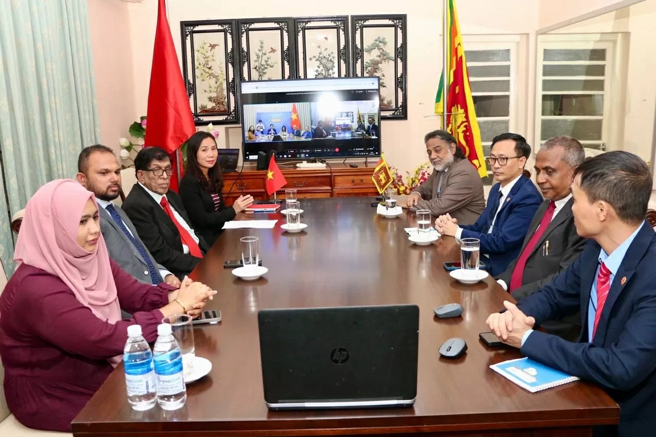 Lễ ký kết MoU giữa Báo Thế giới và Việt Nam với The Colombo Times tại điểm cầu Colombo. (Ảnh: Quang Hòa)