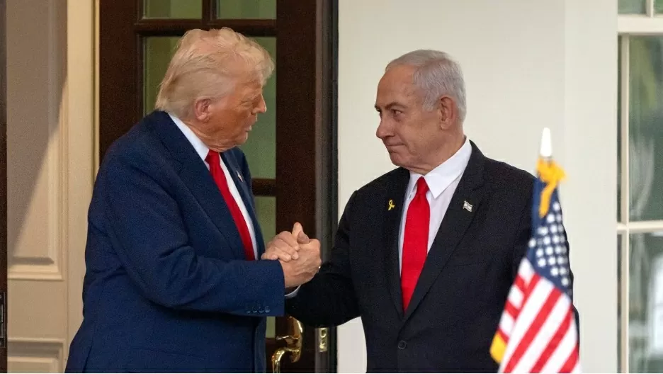 Tổng thống Donald Trump chỉ trích các công tố viên Israel về phiên tòa xét xử tham nhũng của ông Netanyahu. Tổng thống Hoa Kỳ Donald Trump, bên trái, bắt tay Thủ tướng Israel Benjamin Netanyahu khi ông rời Cánh Tây của Nhà Trắng, Thứ Hai, ngày 7/4, tại Washington. (Nguồn: CTV News)