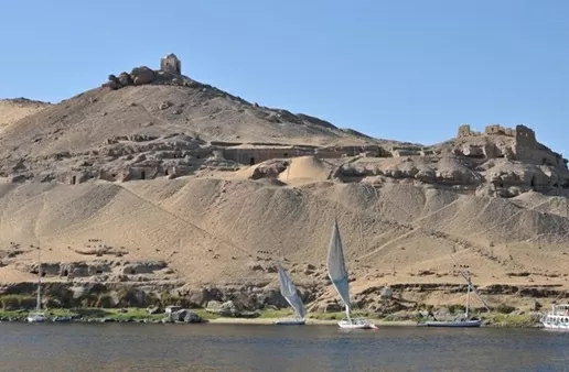 Ai Cập khai quật 3 ngôi mộ cổ bằng đá