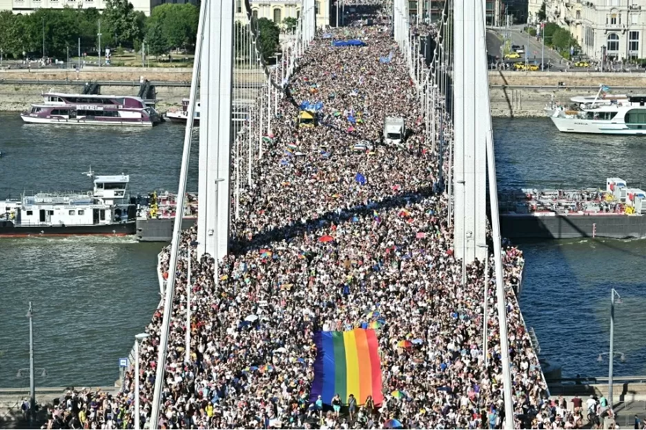 Bất chấp lệnh cấm của chính phủ Thủ tướng Orbán, diễu hành ở Budapest trên quy mô lớn hơn bao giờ hết. (Nguồn: NYT) Bất chấp lệnh cấm của chính phủ Thủ tướng Orbán, diễu hành ở Budapest trên quy mô lớn hơn bao giờ hết. (Nguồn: NYT)