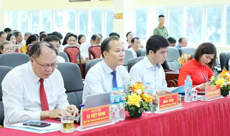 Ông Mai Sơn, Phó Chủ tịch Thường trực UBND tỉnh Bắc Giang cùng đại diện lãnh đạo một số sở, ban, ngành và cán bộ, giáo viên dự buổi lễ. (Nguồn: Báo Bắc Giang)