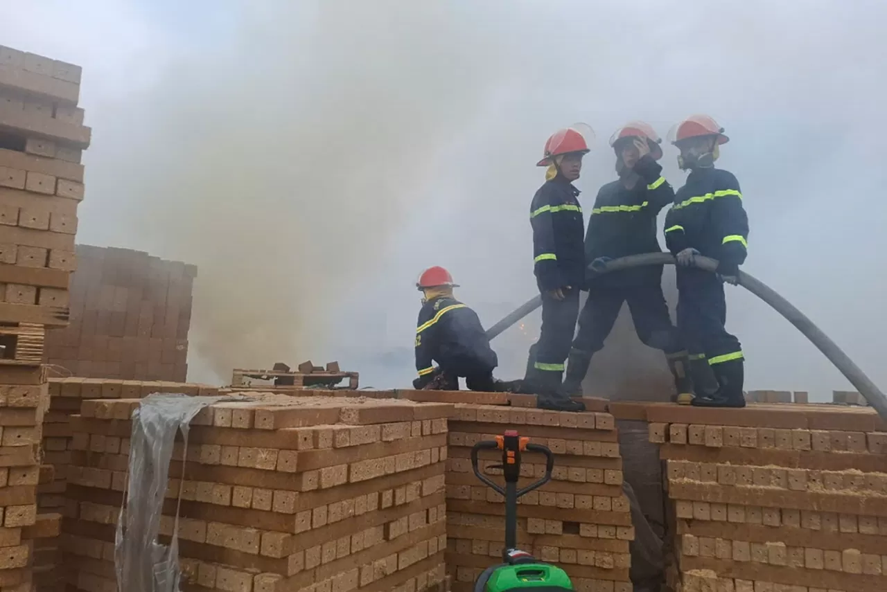 Hưng Yên: Đám cháy nghiêm trọng tại xưởng tái chế phế liệu được dập tắt hoàn toàn