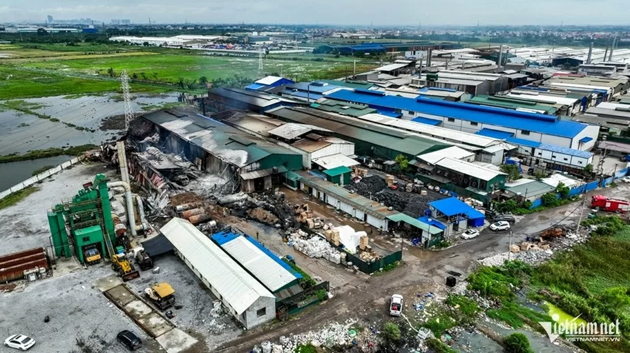 Theo ghi nhận của phóng viên, tại hiện trường vụ cháy xảy ra tại xưởng tái chế phế liệu ở xã Minh Hải, khu vực xưởng rộng hàng trăm mét vuông bị ngọn lửa thiêu rụi, ám màu đen kịt.