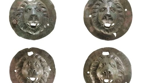 Israel: Tìm thấy 4 đĩa đồng bí ẩn hình đầu sư tử trong ngôi mộ 1.900 năm tuổi