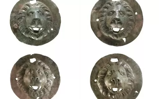 Israel: Tìm thấy 4 đĩa đồng bí ẩn hình đầu sư tử trong ngôi mộ 1.900 năm tuổi